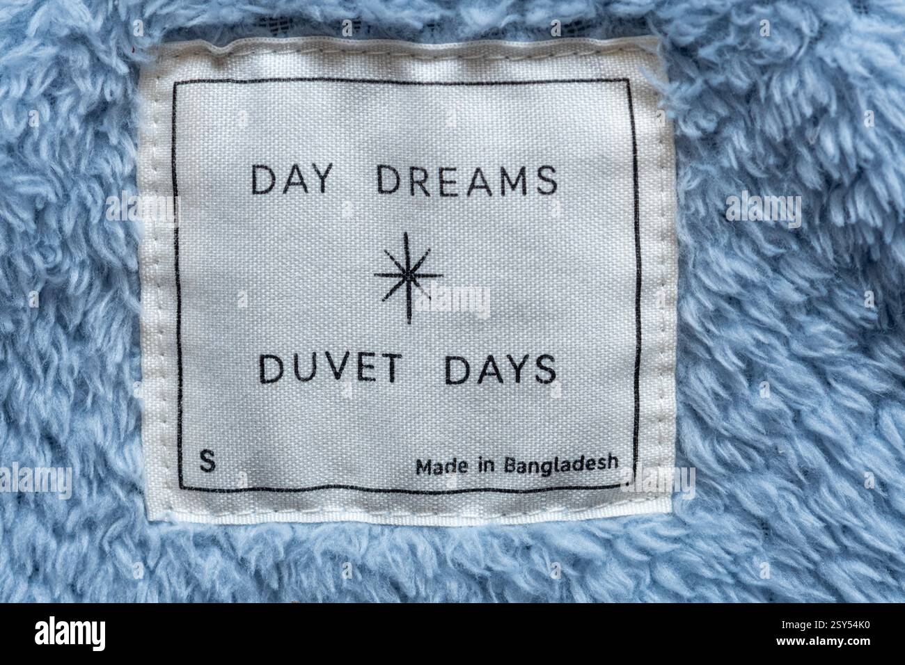 Day Dream couette étiquette Days dans une robe de chambre en polaire, fabriquée au Bangladesh Banque D'Images