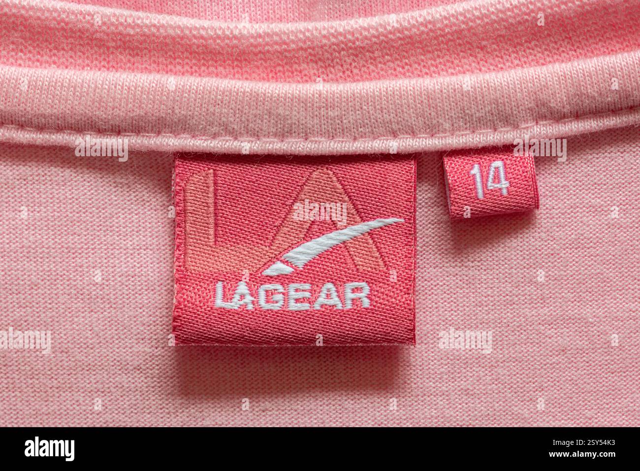 Étiquette LA Gear dans un T-shirt rose pour femme, étiquette vestimentaire Banque D'Images