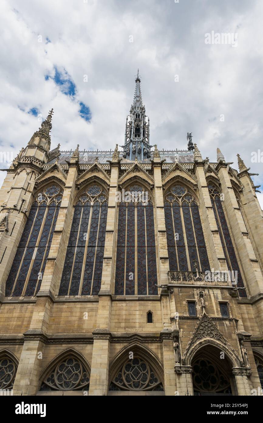 Paris, France - 24 juin 2024 : vue extérieure de la façade de la Sainte-Chapelle, chapelle royale de style gothique et résidence des rois de France Banque D'Images