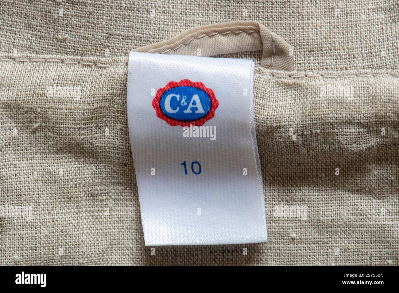 Étiquette C&A dans une veste, étiquette de vêtement taille 10 pour femme Banque D'Images