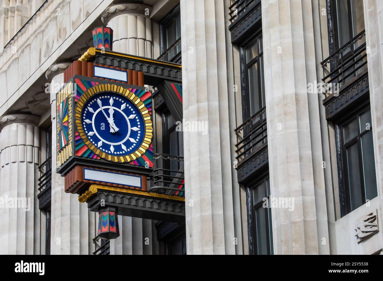 Gros plan d'une horloge art déco ornée, à l'extérieur de Peterborough court sur Fleet Street à Londres, au Royaume-Uni. Banque D'Images