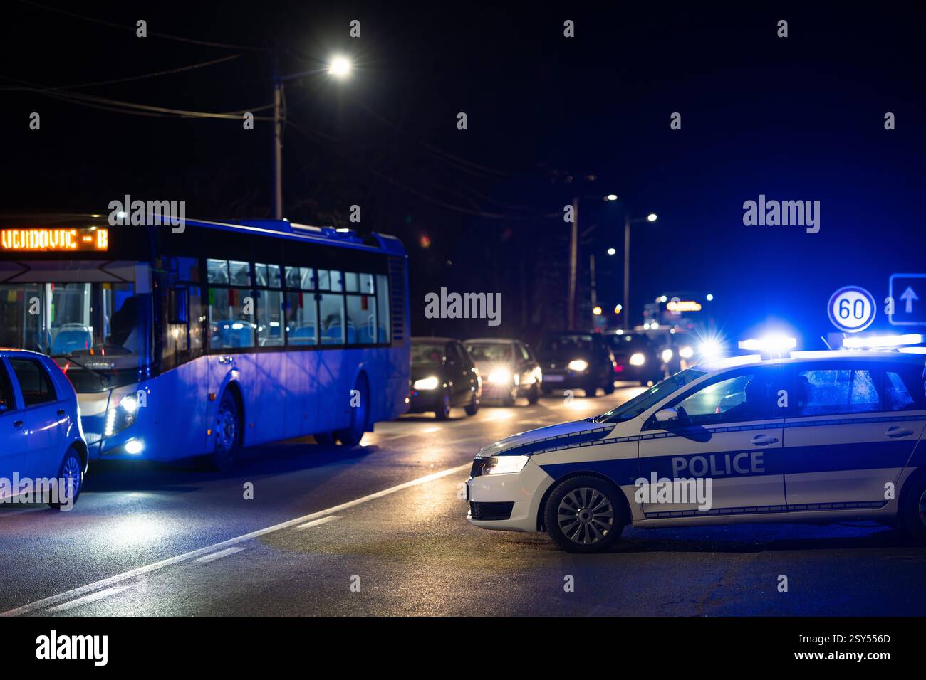 La police de la route a bloqué la circulation la nuit. Banque D'Images