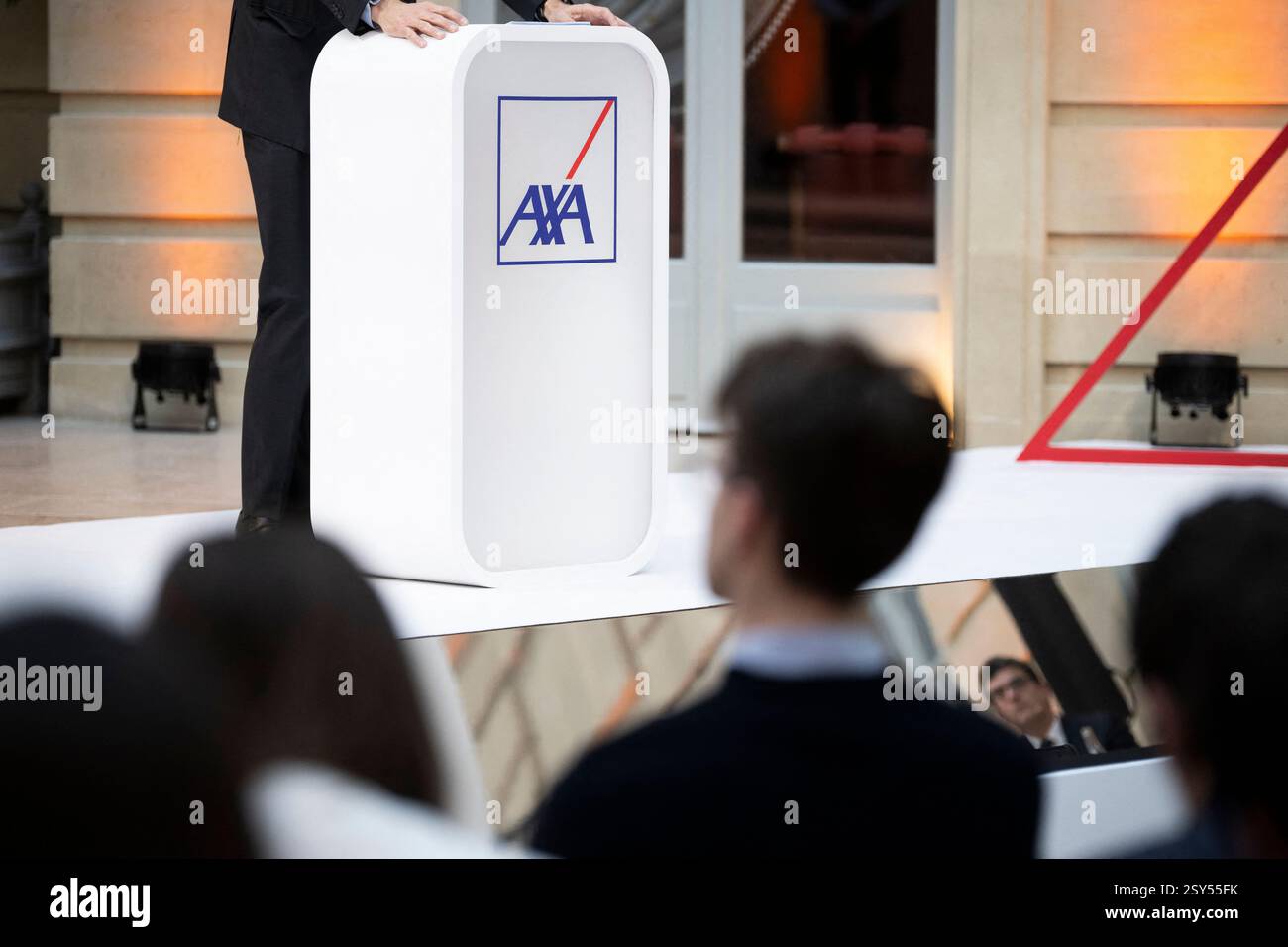 Paris, France. 27 février 2025. Illustration logo AXA lors d'une conférence de presse pour la présentation des résultats annuels 2024 du Groupe AXA à Paris le 27 février 2025. Photo par Eliot Blondet/ABACAPRESS. COM Credit : Abaca Press/Alamy Live News Banque D'Images