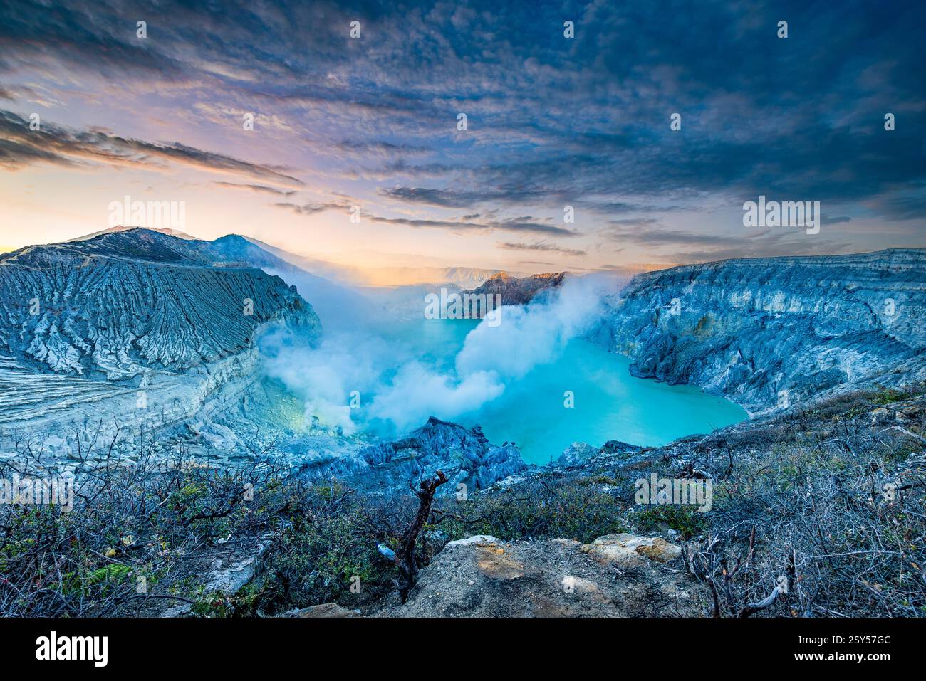Lac de cratère acide turquoise du volcan Kawah Ijen au lever du soleil, Java oriental, Indonésie Banque D'Images