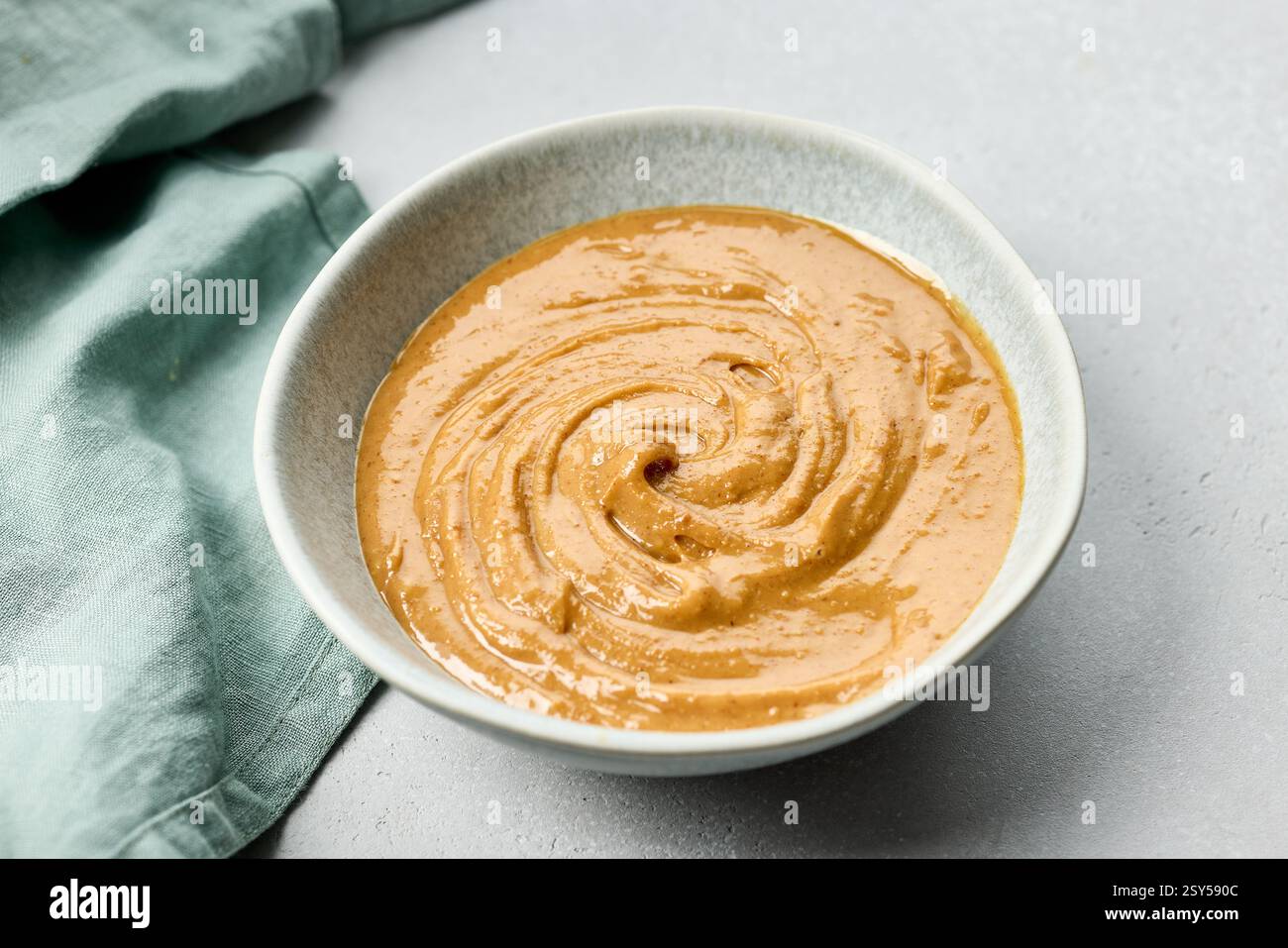bol de sauce thaïlandaise aux cacahuètes sur la table blanche de la cuisine maison Banque D'Images