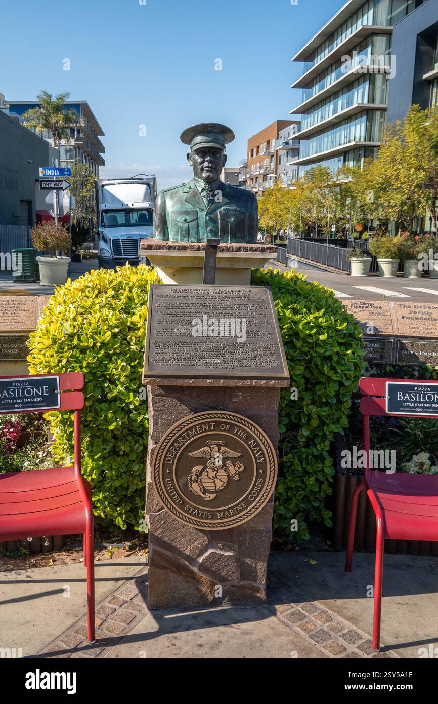 Un buste du sergent John Basilone de l'artillerie des Marines Memorial sur la Piazza Basilone, Little Italy San Diego, le soldat le plus décoré en Amérique Banque D'Images