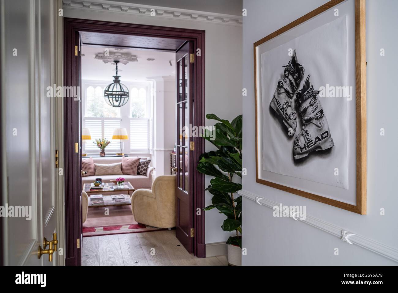 Photographie de chaussures de ski dans le couloir d'une maison contemporaine redessinée dans l'ouest de Londres. Banque D'Images