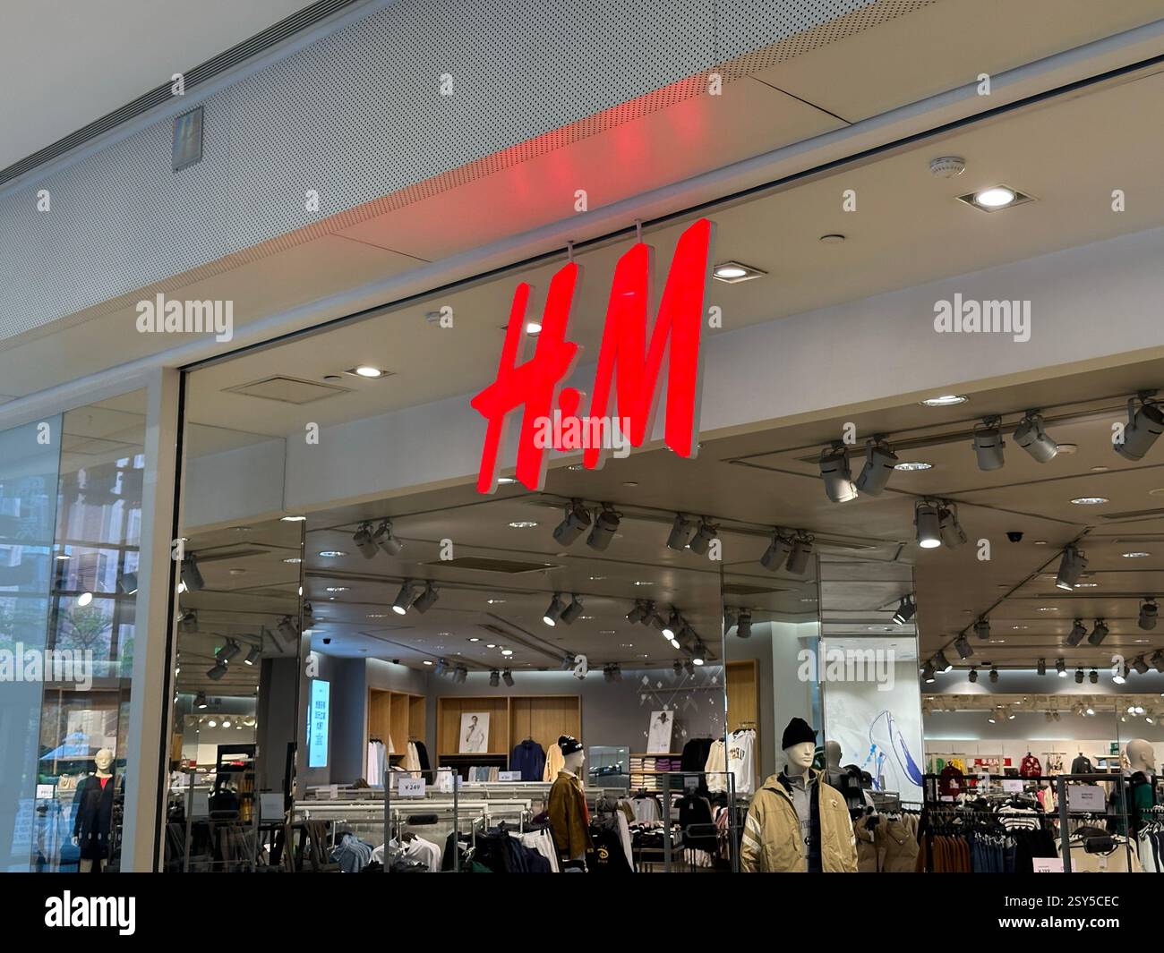 Nanning, Chine - 10 décembre 2023 : magasin H&M. - Image de stock capturée avec un smartphone