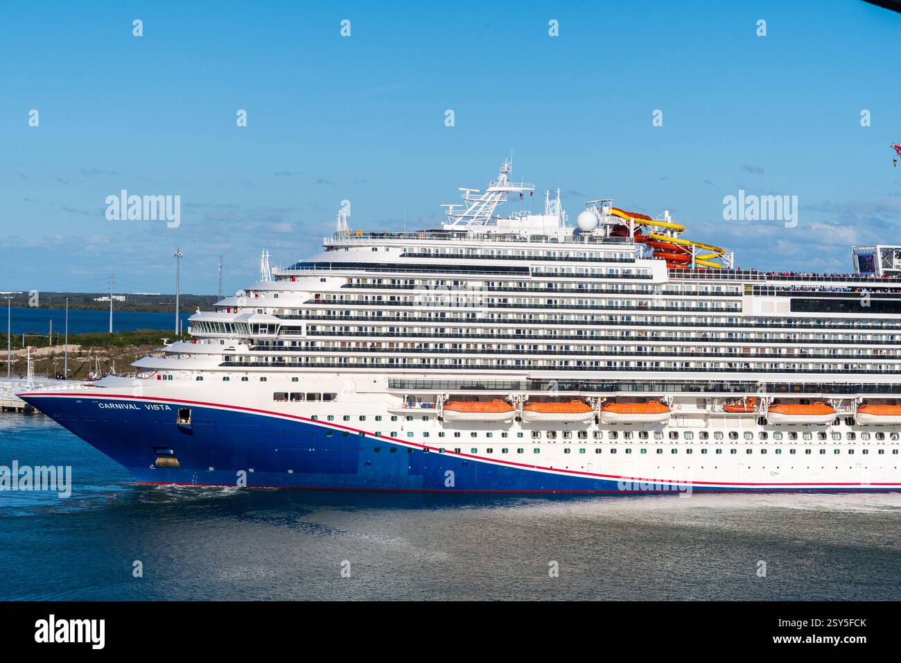 Port Canaveral Cruise terminal Orlando Floride. Carnival Cruise Line Carnival Vista quitte le port pour la destination des Caraïbes Banque D'Images