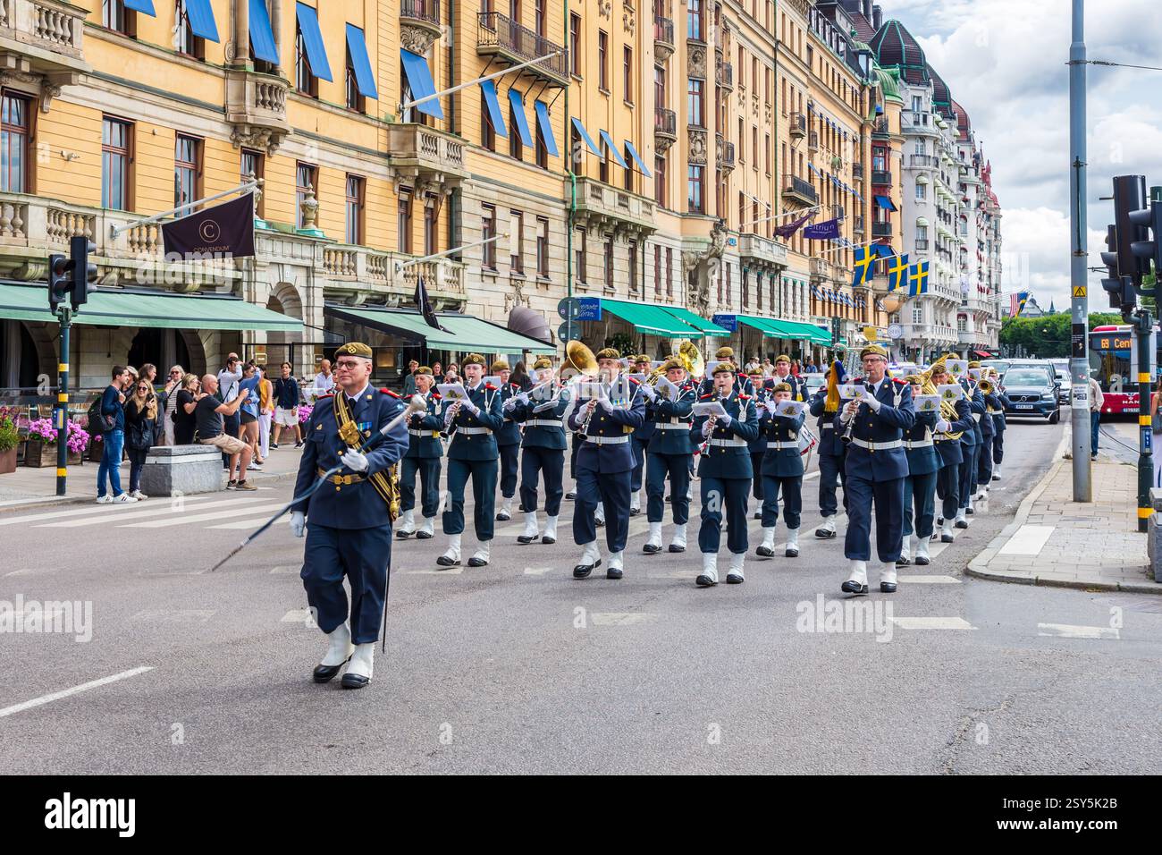 Une fanfare militaire de la Home Guard Music défilant à Stockholm, en Suède, en direction du Palais Royal pour la cérémonie de la relève de la garde. Banque D'Images