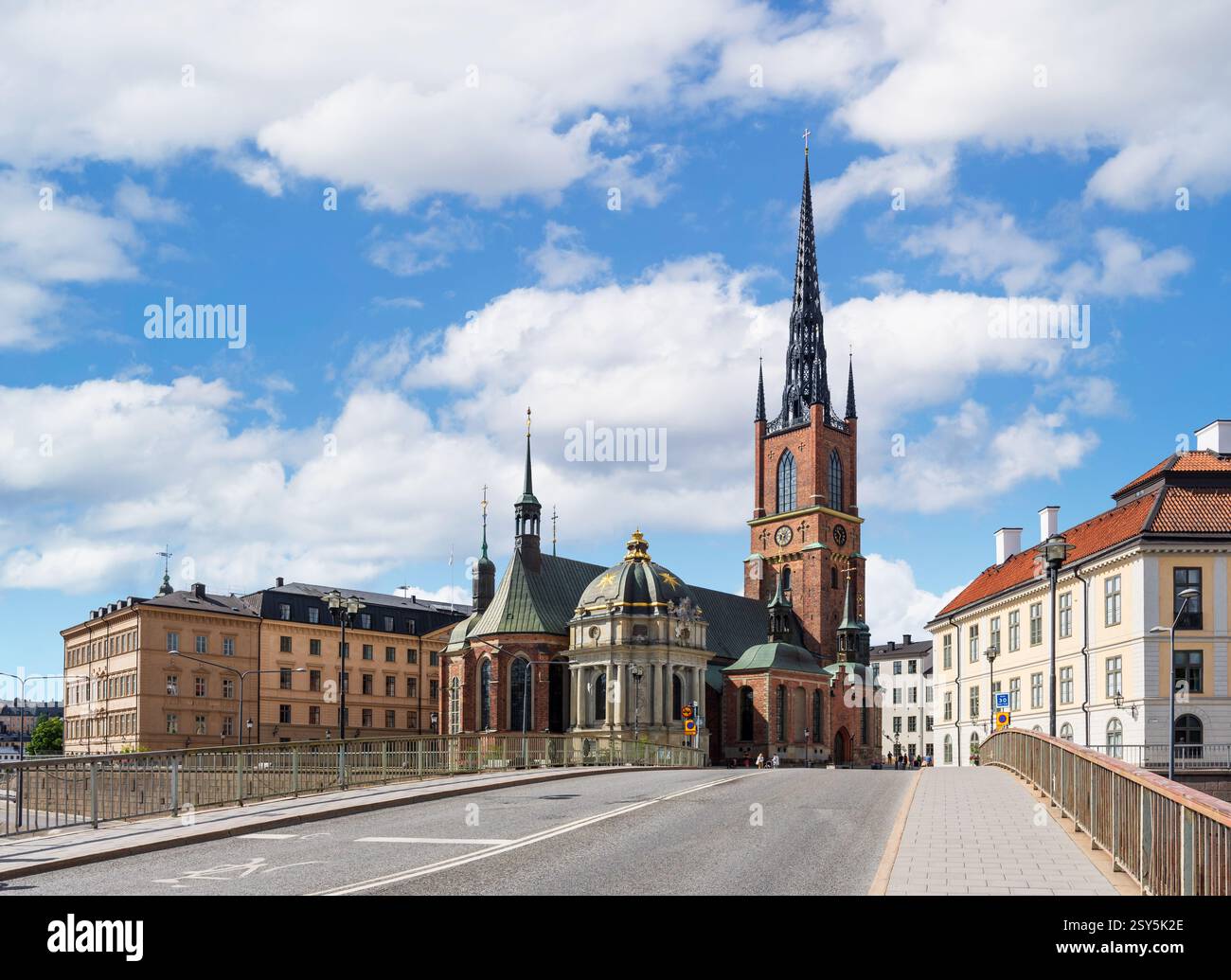Vue générale de l'église Riddarholmen sur l'île du même nom à Stockholm, Suède, par une journée ensoleillée d'été. Banque D'Images