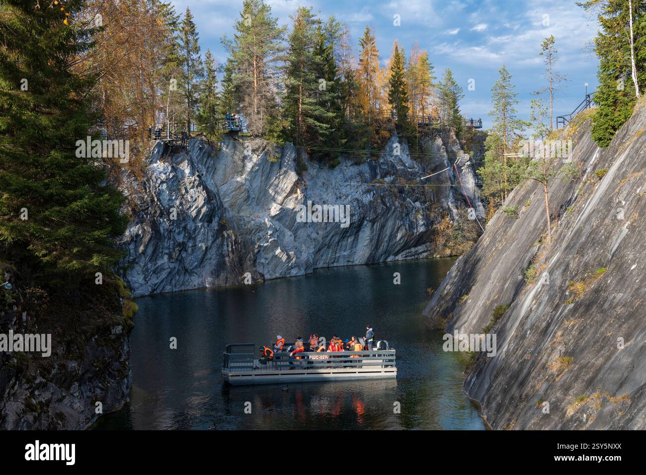 Ruskeala, RUSSIE - 07 OCTOBRE 2021 : excursion en bateau dans Marble Canyon par une journée ensoleillée d'octobre. Ruskeala Mountain Park Banque D'Images