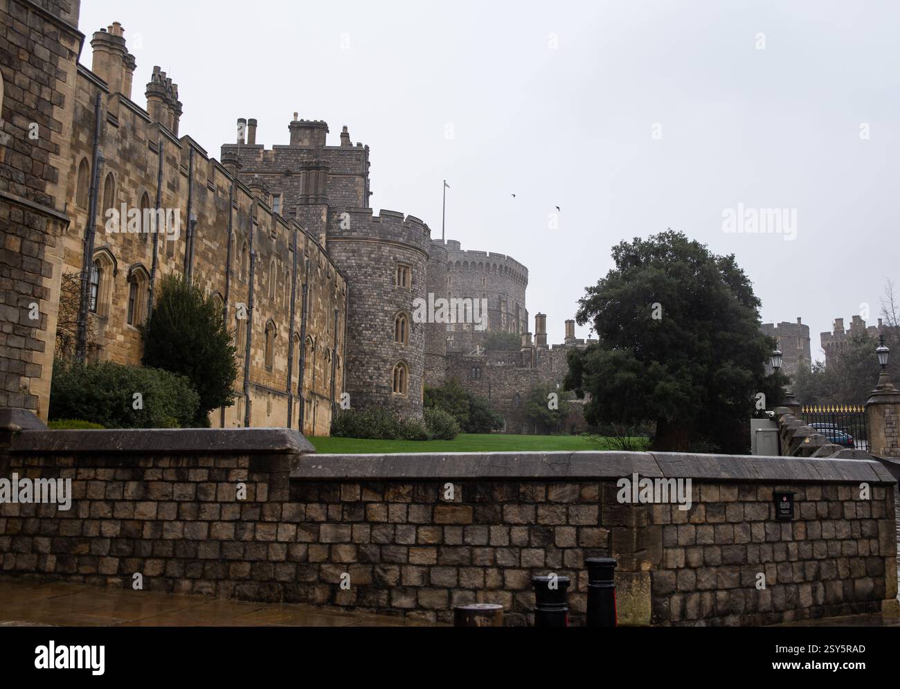 14 janvier 2023 Windsor, Royaume-Uni. Vue sur le château de Windsor depuis la rue un jour de pluie Banque D'Images