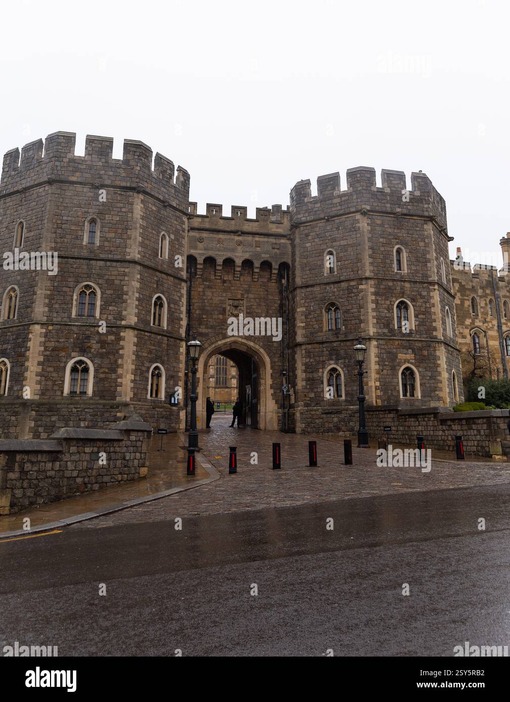 14 janvier 2023 Windsor, Angleterre, Royaume-Uni. Vue sur l'entrée du château de Windsor et les deux tours Banque D'Images