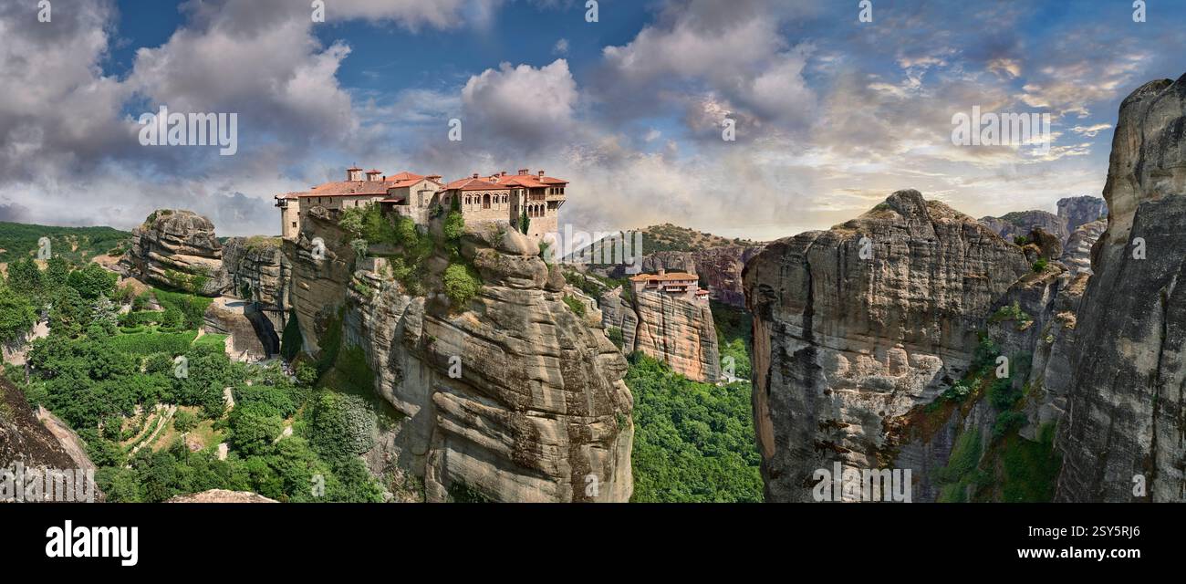 Monastère médiéval des Météores de St Varlaam ( Μονή Βαρλαάμ) au sommet d'un pilier rocheux dans les montagnes des Météores, Thessalie, Grèce Banque D'Images