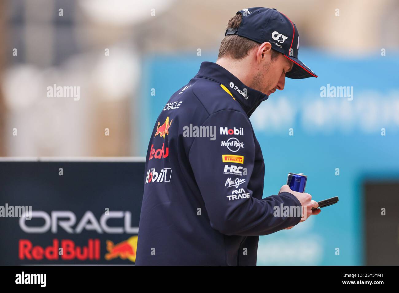 BAHREÏN, BAHREÏN - FÉVRIER 27 : Max Verstappen des pays-Bas et Oracle Red Bull Racing dans le paddock lors de la deuxième journée des essais de F1 sur le circuit international de Bahreïn le 27 février 2025 à Bahreïn, Bahreïn. (Photo de Qian Jun/Alamy Live News) Banque D'Images