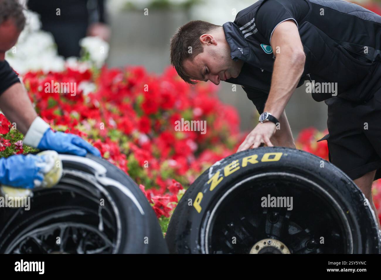 BAHREÏN, BAHREÏN - FÉVRIER 27 : lavage de pneus lors de la deuxième journée des essais de F1 sur le circuit international de Bahreïn le 27 février 2025 à Bahreïn, Bahreïn. (Photo de Qian Jun/Alamy Live News) Banque D'Images