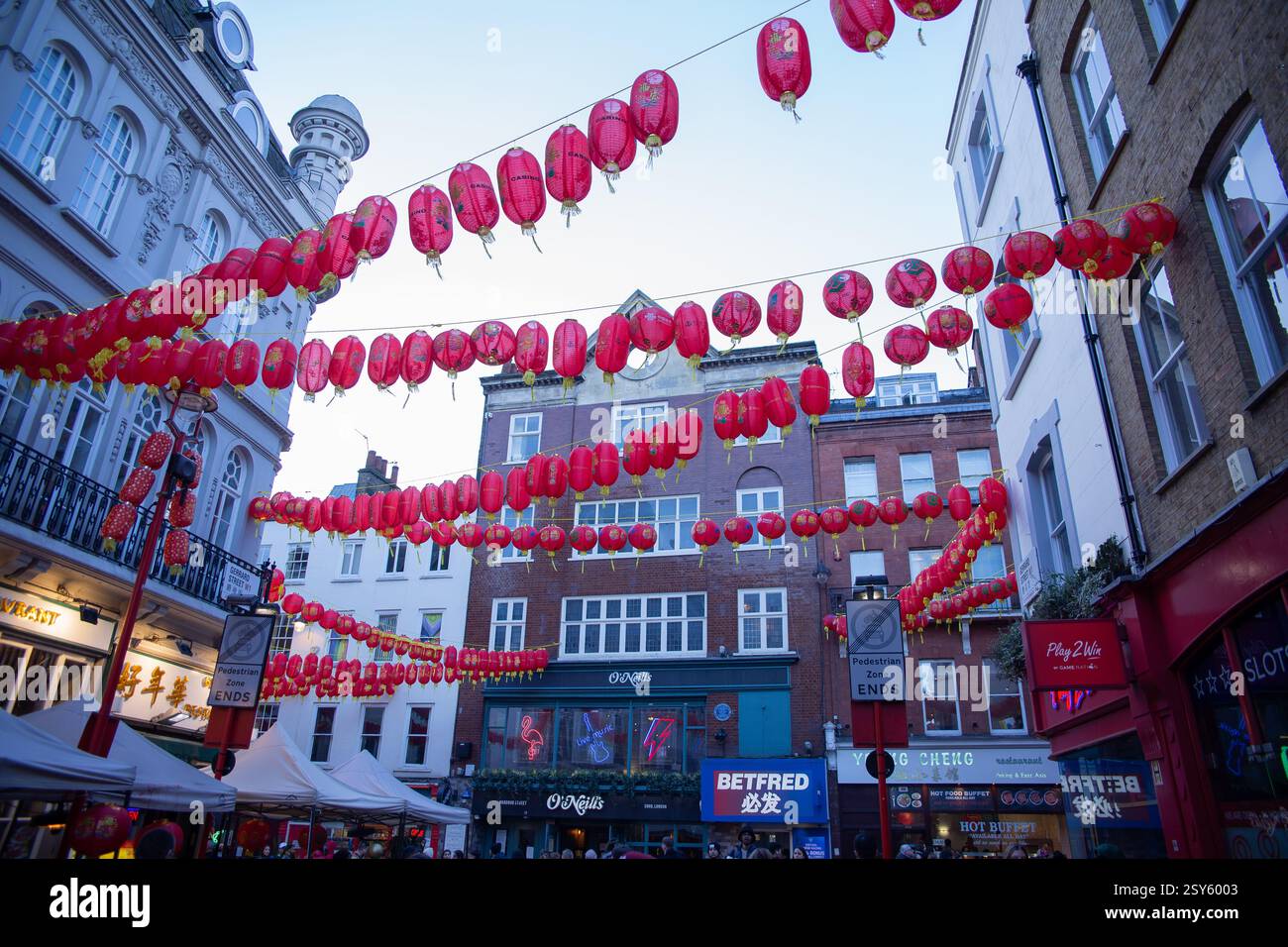 Londres, Royaume-Uni 15 janvier 2023 Leicester Square : sièges extérieurs de China Town et décorés par des lanternes chinoises. Banque D'Images