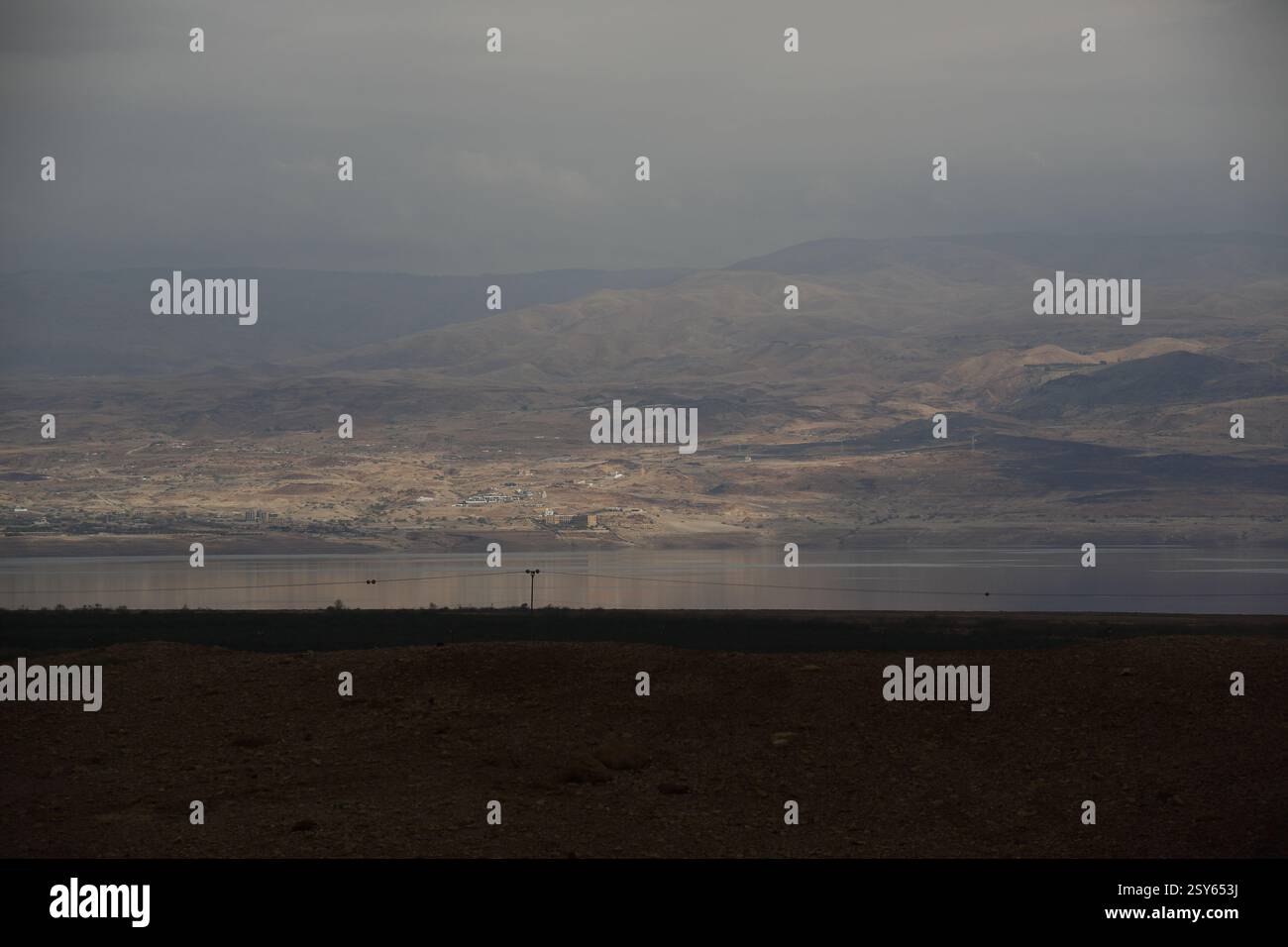 Shuna & Hotels zone en Jordanie, la rive nord-est de la mer morte, joue de la lumière un jour nuageux de pluie au-dessus du MTS. De Moab l'eau du lac. Banque D'Images