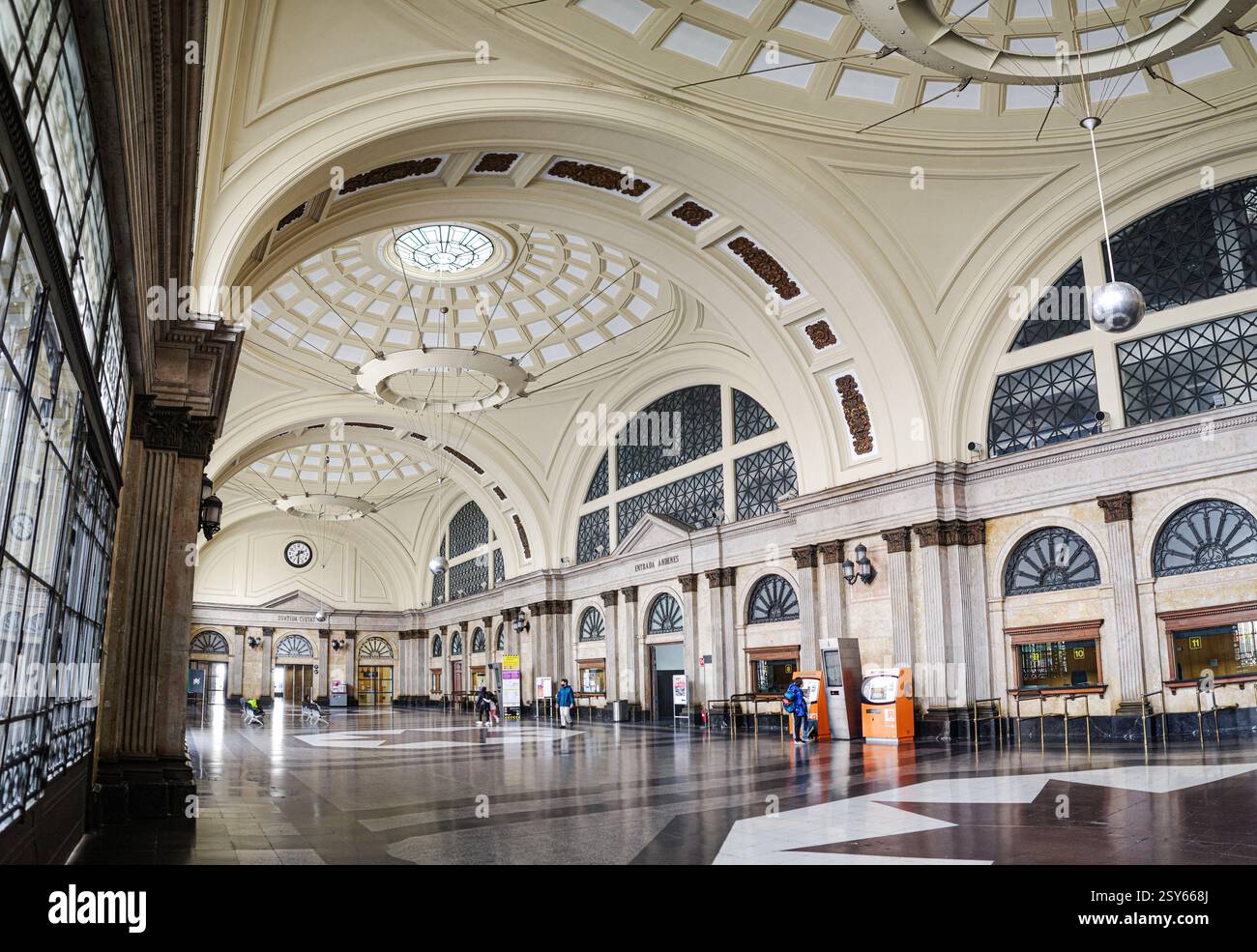 Barcelone, Espagne - 16 février 2025 : Hall d'entrée à la gare Estacion de Francia, Barcelone Banque D'Images