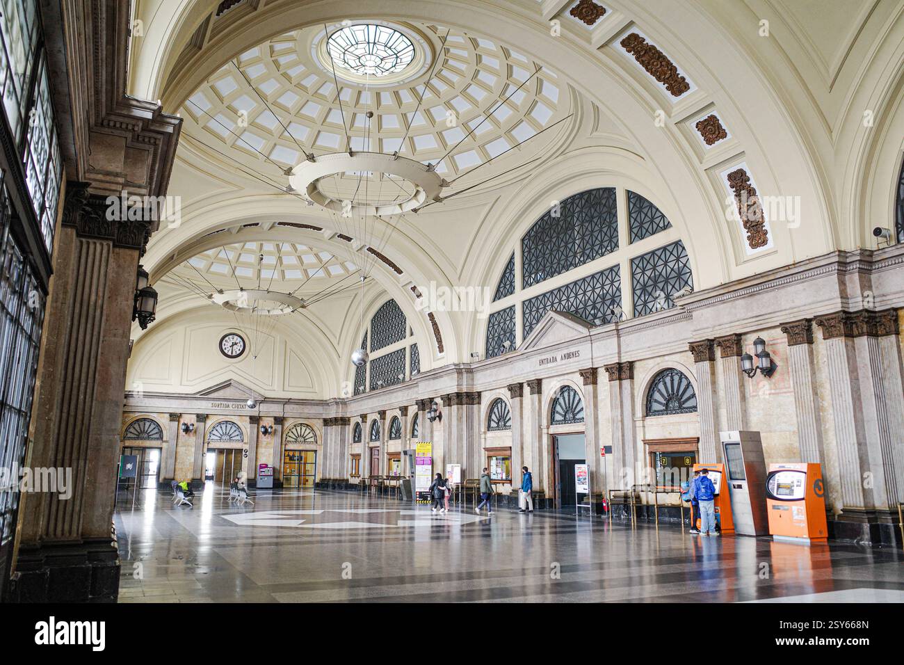 Barcelone, Espagne - 16 février 2025 : Hall d'entrée à la gare Estacion de Francia, Barcelone Banque D'Images