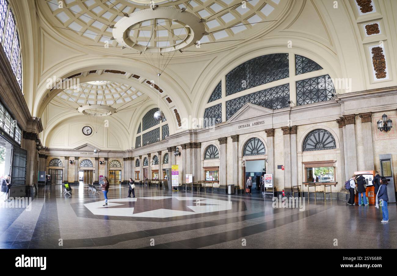 Barcelone, Espagne - 16 février 2025 : Hall d'entrée à la gare Estacion de Francia, Barcelone Banque D'Images