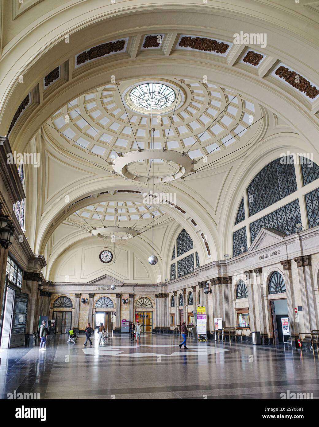 Barcelone, Espagne - 16 février 2025 : Hall d'entrée à la gare Estacion de Francia, Barcelone Banque D'Images