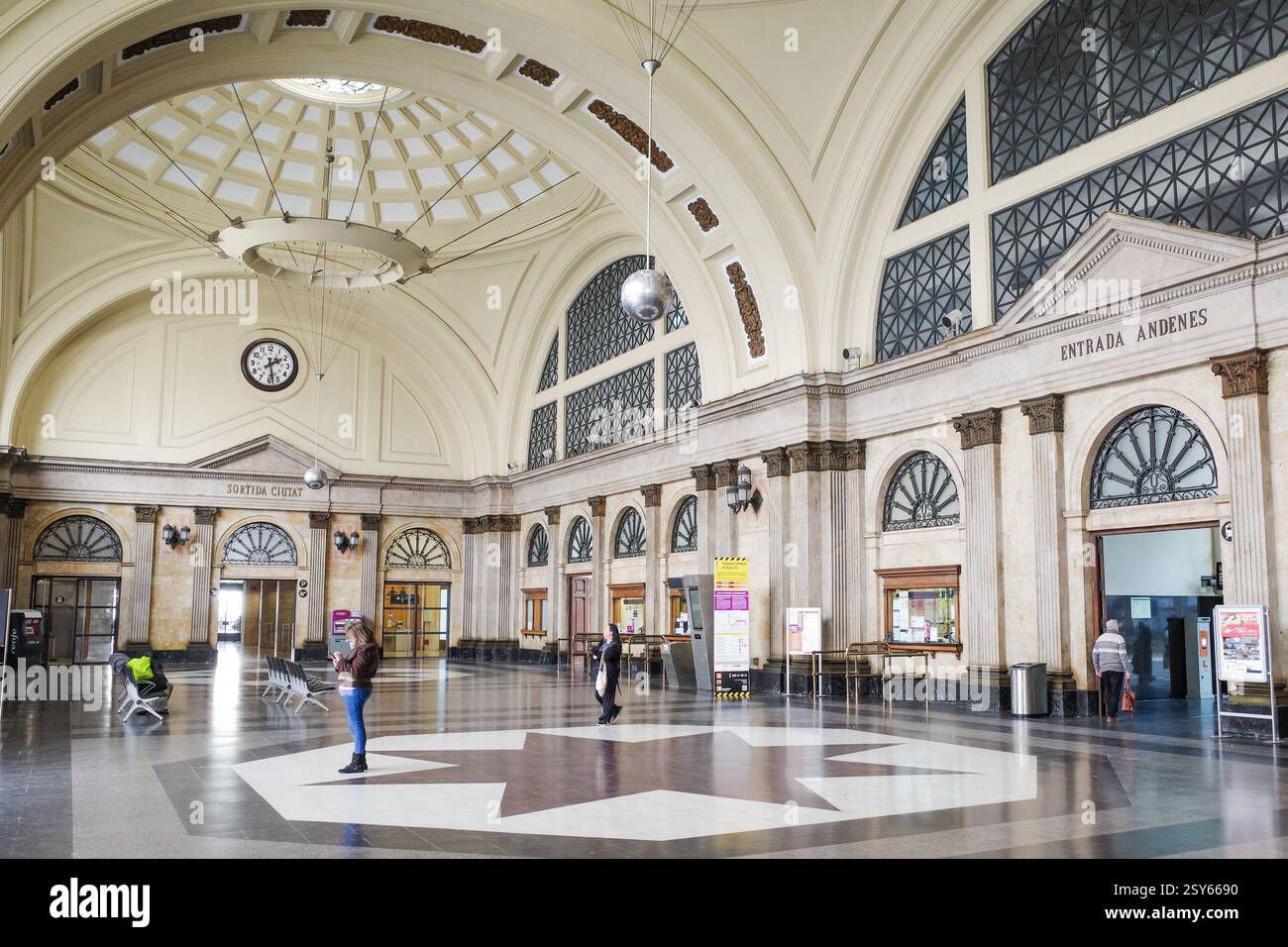 Barcelone, Espagne - 16 février 2025 : Hall d'entrée à la gare Estacion de Francia, Barcelone Banque D'Images