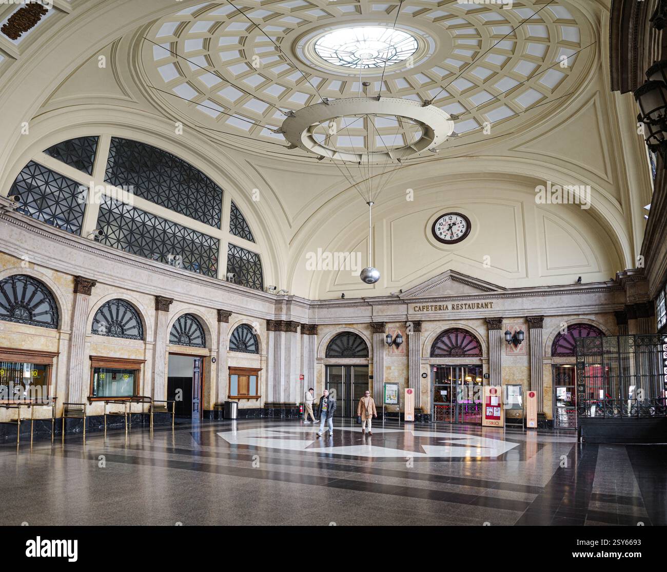 Barcelone, Espagne - 16 février 2025 : Hall d'entrée à la gare Estacion de Francia, Barcelone Banque D'Images