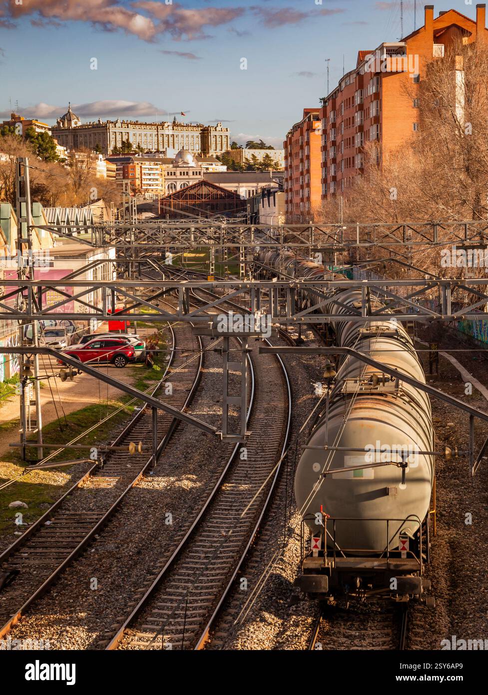 Image verticale d'un train de marchandises arrivant à la gare principe Pio à Madrid, Espagne, avec le Palais Royal en arrière-plan et les voies ferrées sur Banque D'Images