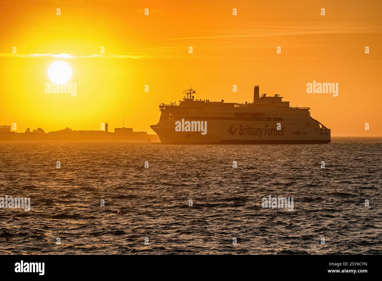Vue au lever du soleil de Saint-Malo, un E-Flexer, ferry hybride transmanche, exploité par Brittany Ferries entre Portsmouth et.St.Malo. Banque D'Images