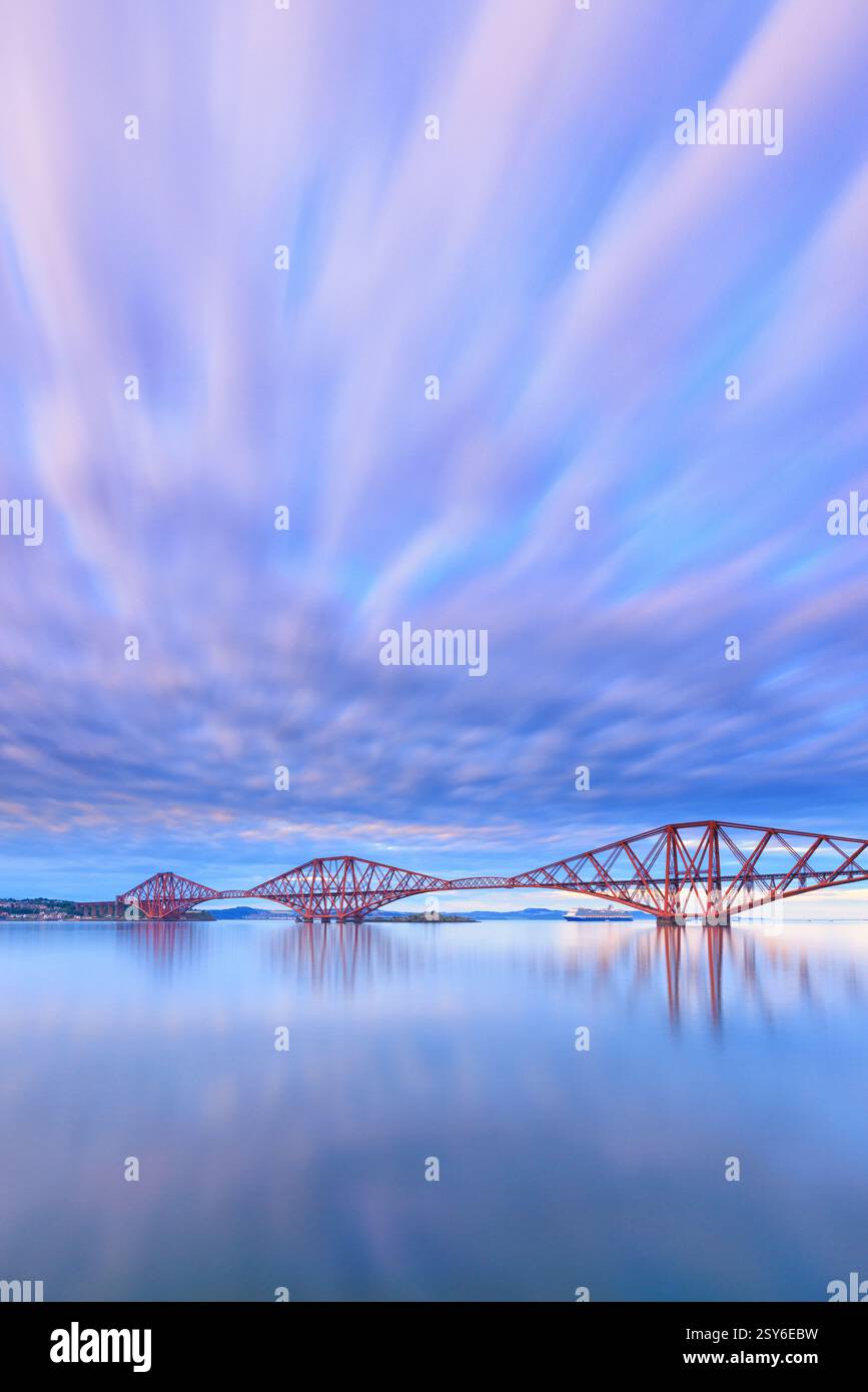 Vue panoramique sur les célèbres ponts du Forth à Édimbourg en Écosse au coucher du soleil avec un ciel spectaculaire - image de voyage Banque D'Images