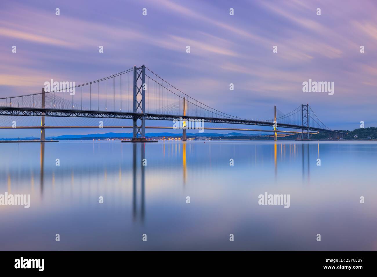 Vue panoramique sur les célèbres ponts du Forth à Édimbourg en Écosse au coucher du soleil avec un ciel spectaculaire - image de voyage Banque D'Images