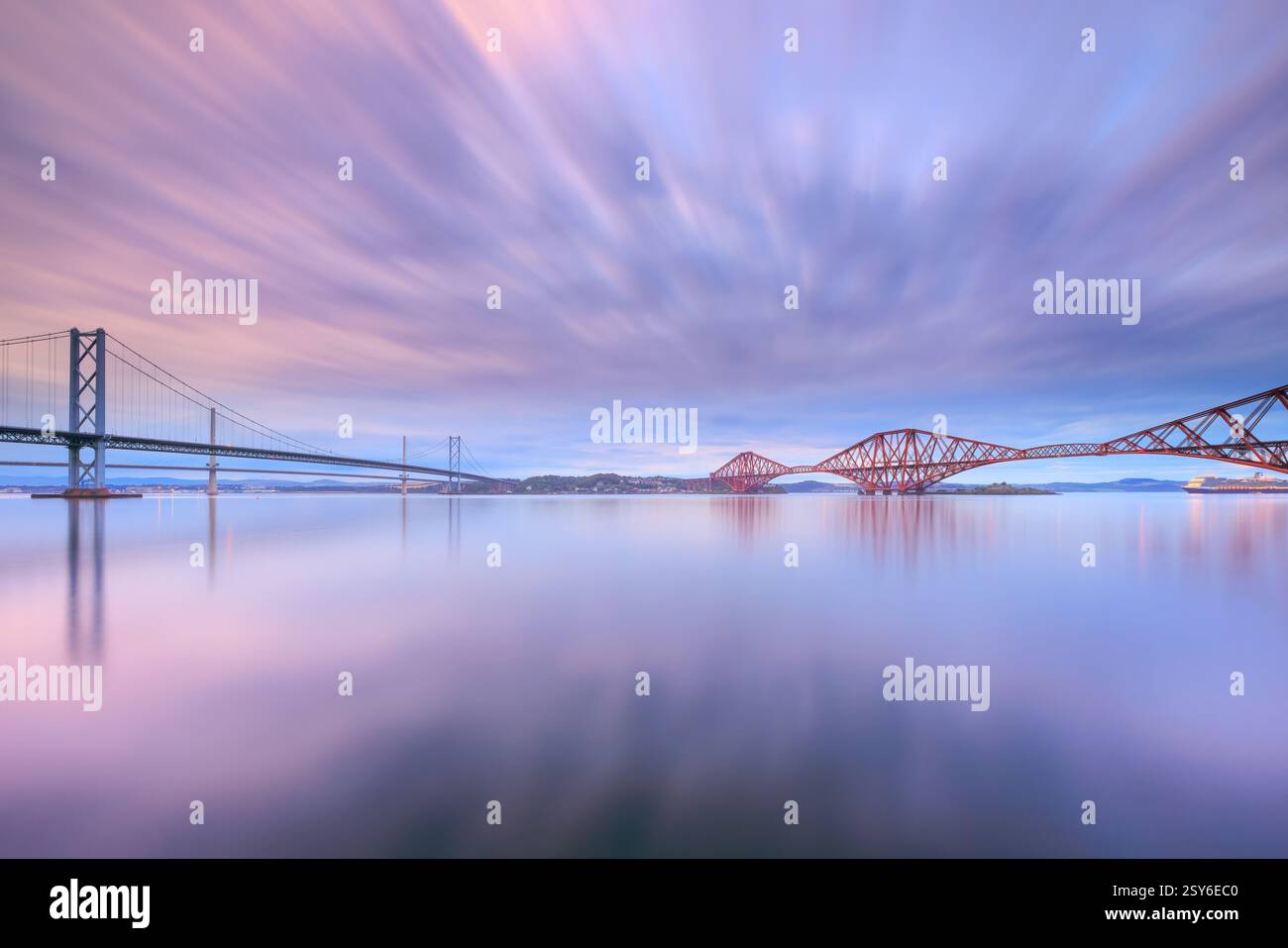Vue panoramique sur les célèbres ponts du Forth à Édimbourg en Écosse au coucher du soleil avec un ciel spectaculaire - image de voyage Banque D'Images
