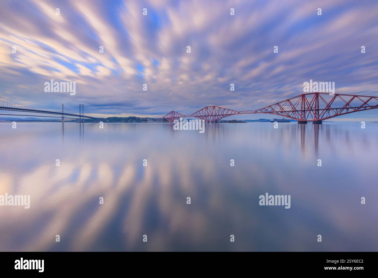 Vue panoramique sur les célèbres ponts du Forth à Édimbourg en Écosse au coucher du soleil avec un ciel spectaculaire - image de voyage Banque D'Images