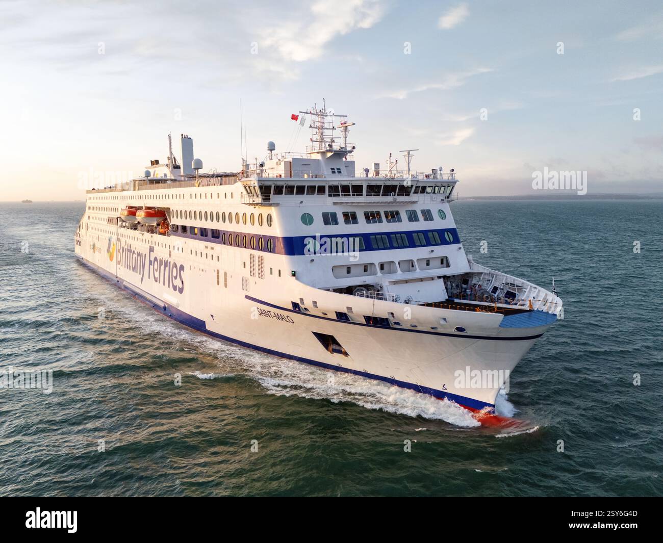 Saint-Malo, un E-Flexer, ferry hybride transmanche, exploité par Brittany Ferries entre Portsmouth et St.Malo. Banque D'Images