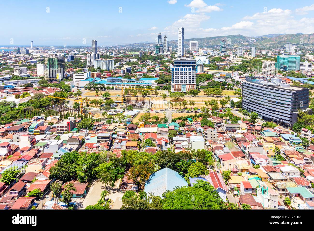 Paysage urbain de Cebu City, Philippines montrant un mélange de bâtiments, de structures et de maisons qui reflètent sa croissance urbaine et la vie locale dynamique Banque D'Images