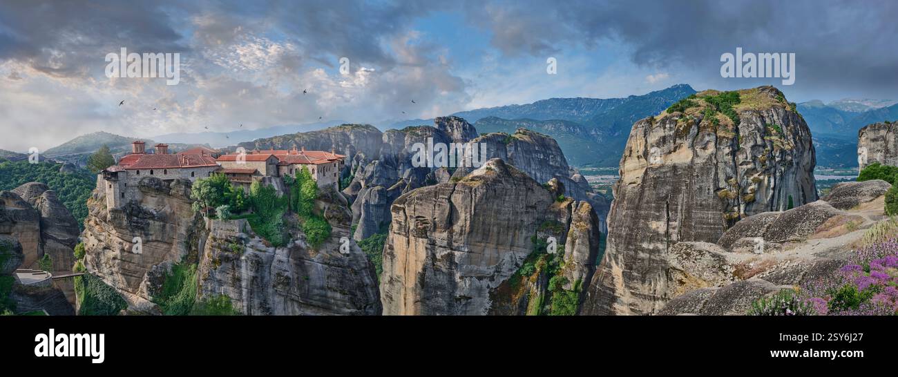 Monastère médiéval des Météores de St Varlaam ( Μονή Βαρλαάμ) au sommet d'un pilier rocheux dans les montagnes des Météores, Thessalie, Grèce Banque D'Images