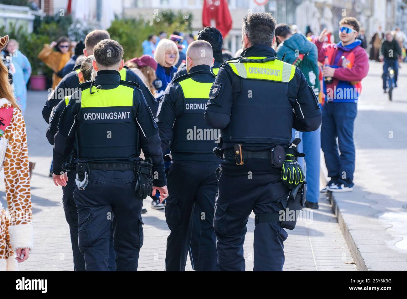 Düsseldorf 27.02.2025 Altweiber Fastnacht Altweiberfastnacht Karneval Ordnungsamt OSD Unterstützung der Polizei Streifengang Altstadt Rheinuferpromenade Burgplatz Karnevalskostüme Düsseldorf Nordrhein-Westfalen Deutschland *** Düsseldorf 27 02 2025 Altweiber Fastnacht Carnival Ordnungsamt OSD patrouille de soutien de police Altstadt Rheinuferpromenade Burgplatz carnaval Düsseldorf Rhénanie du Nord-Westphalie Allemagne Banque D'Images
