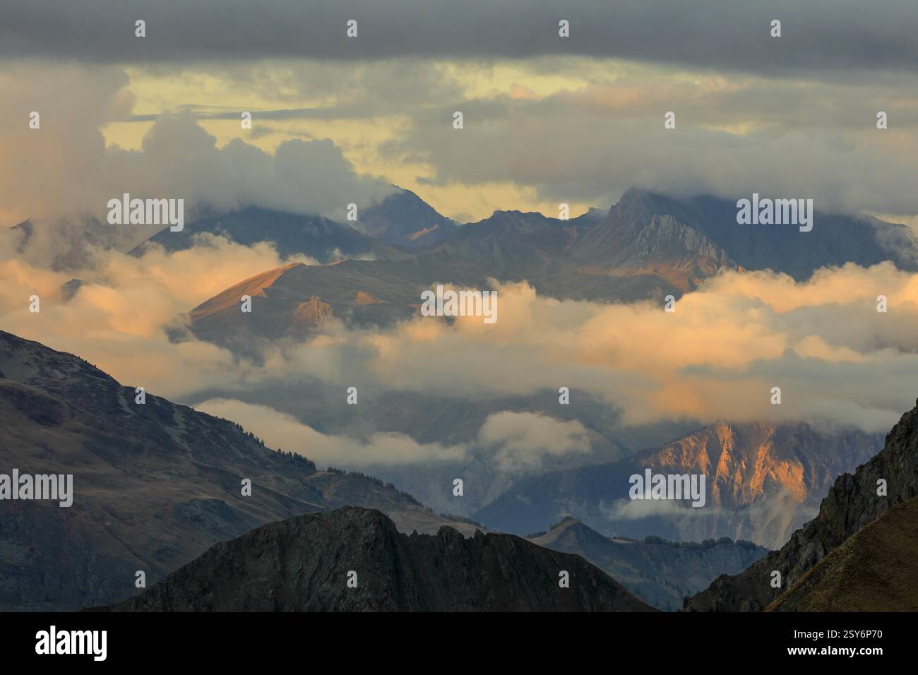 France, Savoie (73), massif de la Maurienne vu du col du Galibier au coucher du soleil Banque D'Images