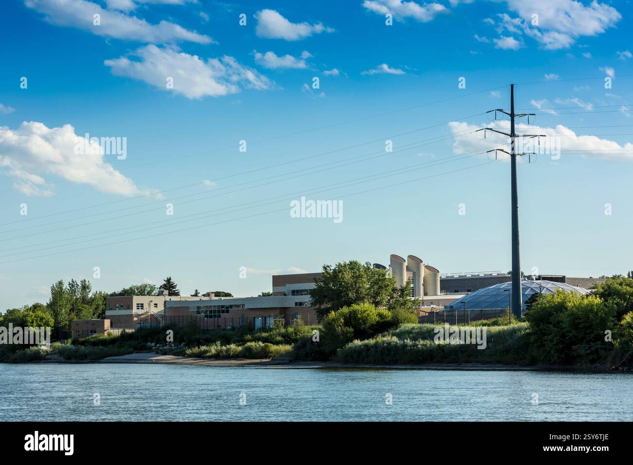 La ligne électrique haute est suspendue au-dessus d'un plan d'eau, la ligne électrique étant le seul objet visible dans la scène. La ligne d'alimentation est située à proximité du Banque D'Images