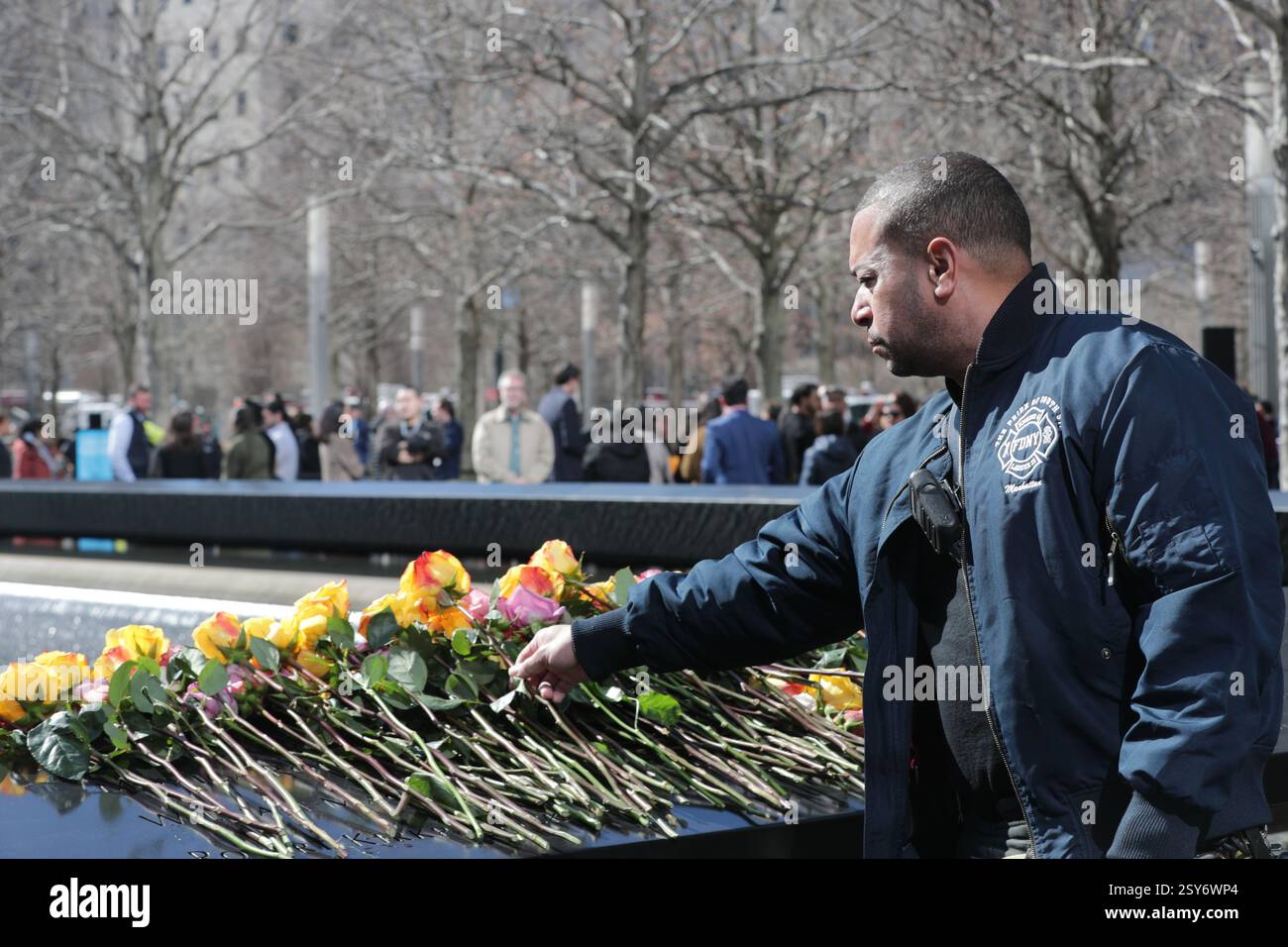 New York, États-Unis. 26 février 2025. NEW YORK, NEW YORK - FÉVRIER 26 : un pompier pose une fleur sur le nom du défunt lors d'une cérémonie solennelle marquant l'anniversaire de l'attentat du World Trade Center de 1993 au Mémorial de 9/11. L'événement a honoré les six victimes qui ont perdu la vie dans l'attaque, avec des familles, des premiers intervenants et des officiels réunis pour rendre hommage. (Photo : Giada Papini Rampelotto/EuropaNewswire/Sipa USA). Crédit : Sipa USA/Alamy Live News Banque D'Images New York, États-Unis. 26 février 2025. NEW YORK, NEW YORK - FÉVRIER 26 : un pompier pose une fleur sur le nom du défunt lors d'une cérémonie solennelle marquant l'anniversaire de l'attentat du World Trade Center de 1993 au Mémorial de 9/11. L'événement a honoré les six victimes qui ont perdu la vie dans l'attaque, avec des familles, des premiers intervenants et des officiels réunis pour rendre hommage. (Photo : Giada Papini Rampelotto/EuropaNewswire/Sipa USA). Crédit : Sipa USA/Alamy Live News Banque D'Images