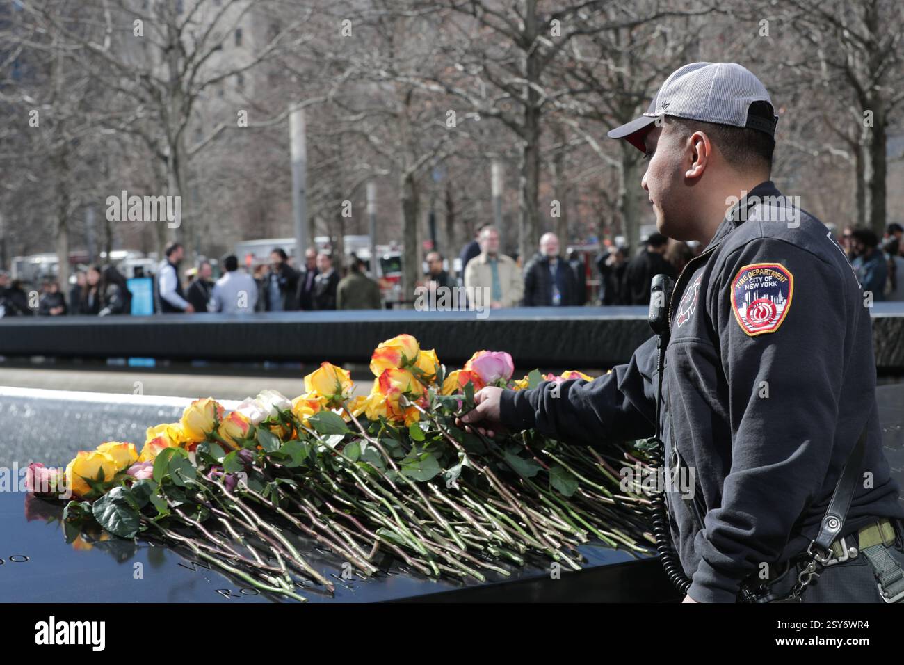 New York, États-Unis. 26 février 2025. NEW YORK, NEW YORK - FÉVRIER 26 : un pompier pose une fleur sur le nom du défunt lors d'une cérémonie solennelle marquant l'anniversaire de l'attentat du World Trade Center de 1993 au Mémorial de 9/11. L'événement a honoré les six victimes qui ont perdu la vie dans l'attaque, avec des familles, des premiers intervenants et des officiels réunis pour rendre hommage. (Photo : Giada Papini Rampelotto/EuropaNewswire/Sipa USA). Crédit : Sipa USA/Alamy Live News Banque D'Images New York, États-Unis. 26 février 2025. NEW YORK, NEW YORK - FÉVRIER 26 : un pompier pose une fleur sur le nom du défunt lors d'une cérémonie solennelle marquant l'anniversaire de l'attentat du World Trade Center de 1993 au Mémorial de 9/11. L'événement a honoré les six victimes qui ont perdu la vie dans l'attaque, avec des familles, des premiers intervenants et des officiels réunis pour rendre hommage. (Photo : Giada Papini Rampelotto/EuropaNewswire/Sipa USA). Crédit : Sipa USA/Alamy Live News Banque D'Images