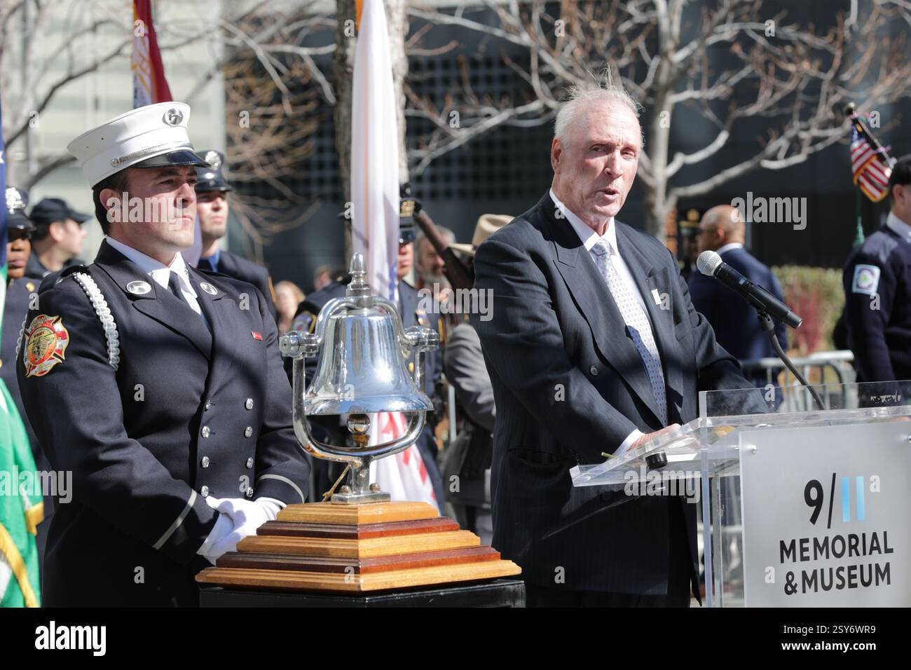 NY, États-Unis. 26 février 2025. NEW YORK, NEW YORK - FÉVRIER 26 : un pompier pose une fleur sur le nom du défunt lors d'une cérémonie solennelle marquant l'anniversaire de l'attentat du World Trade Center de 1993 au Mémorial de 9/11. L'événement a honoré les six victimes qui ont perdu la vie dans l'attaque, avec des familles, des premiers intervenants et des officiels réunis pour rendre hommage. (Crédit image : © Luiz Rampelotto/ZUMA Press Wire) USAGE ÉDITORIAL SEULEMENT! Non destiné à UN USAGE commercial ! Banque D'Images NY, États-Unis. 26 février 2025. NEW YORK, NEW YORK - FÉVRIER 26 : un pompier pose une fleur sur le nom du défunt lors d'une cérémonie solennelle marquant l'anniversaire de l'attentat du World Trade Center de 1993 au Mémorial de 9/11. L'événement a honoré les six victimes qui ont perdu la vie dans l'attaque, avec des familles, des premiers intervenants et des officiels réunis pour rendre hommage. (Crédit image : © Luiz Rampelotto/ZUMA Press Wire) USAGE ÉDITORIAL SEULEMENT! Non destiné à UN USAGE commercial ! Banque D'Images