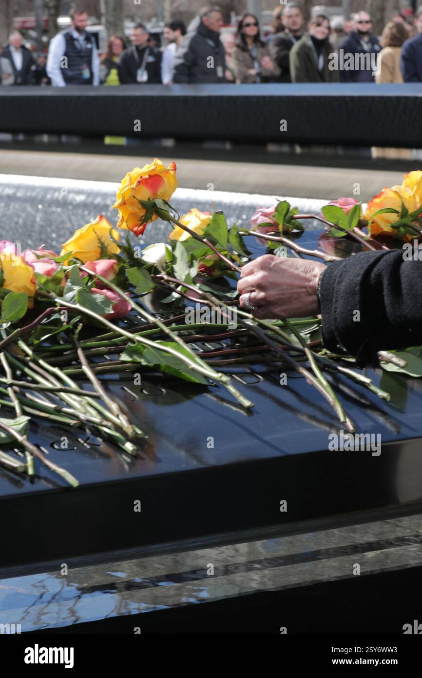 NY, États-Unis. 26 février 2025. NEW YORK, NEW YORK - FÉVRIER 26 : un pompier pose une fleur sur le nom du défunt lors d'une cérémonie solennelle marquant l'anniversaire de l'attentat du World Trade Center de 1993 au Mémorial de 9/11. L'événement a honoré les six victimes qui ont perdu la vie dans l'attaque, avec des familles, des premiers intervenants et des officiels réunis pour rendre hommage. (Crédit image : © Luiz Rampelotto/ZUMA Press Wire) USAGE ÉDITORIAL SEULEMENT! Non destiné à UN USAGE commercial ! Banque D'Images NY, États-Unis. 26 février 2025. NEW YORK, NEW YORK - FÉVRIER 26 : un pompier pose une fleur sur le nom du défunt lors d'une cérémonie solennelle marquant l'anniversaire de l'attentat du World Trade Center de 1993 au Mémorial de 9/11. L'événement a honoré les six victimes qui ont perdu la vie dans l'attaque, avec des familles, des premiers intervenants et des officiels réunis pour rendre hommage. (Crédit image : © Luiz Rampelotto/ZUMA Press Wire) USAGE ÉDITORIAL SEULEMENT! Non destiné à UN USAGE commercial ! Banque D'Images