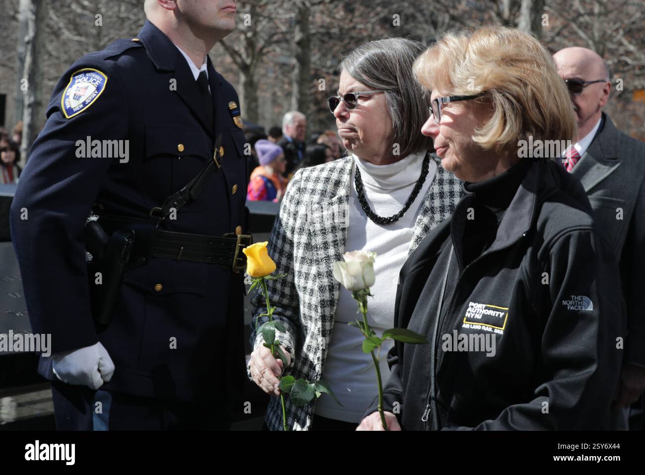 New York, États-Unis. 26 février 2025. NEW YORK, NEW YORK - FÉVRIER 26 : un pompier pose une fleur sur le nom du défunt lors d'une cérémonie solennelle marquant l'anniversaire de l'attentat du World Trade Center de 1993 au Mémorial de 9/11. L'événement a honoré les six victimes qui ont perdu la vie dans l'attaque, avec des familles, des premiers intervenants et des officiels réunis pour rendre hommage. (Photo : Giada Papini Rampelotto/EuropaNewswire/Sipa USA). Crédit : Sipa USA/Alamy Live News Banque D'Images New York, États-Unis. 26 février 2025. NEW YORK, NEW YORK - FÉVRIER 26 : un pompier pose une fleur sur le nom du défunt lors d'une cérémonie solennelle marquant l'anniversaire de l'attentat du World Trade Center de 1993 au Mémorial de 9/11. L'événement a honoré les six victimes qui ont perdu la vie dans l'attaque, avec des familles, des premiers intervenants et des officiels réunis pour rendre hommage. (Photo : Giada Papini Rampelotto/EuropaNewswire/Sipa USA). Crédit : Sipa USA/Alamy Live News Banque D'Images