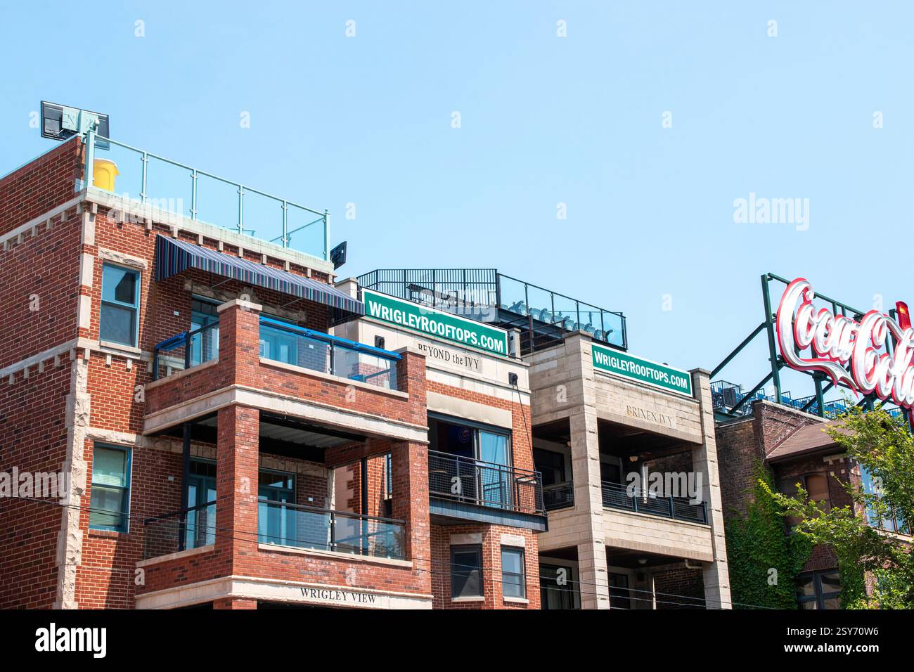 Chicago, Illinois, États-Unis - 19 juillet 2024 : les gens apprécient la vue sur le toit surplombant Wrigley Field par une journée ensoleillée à Chicago, Illinois. Banque D'Images