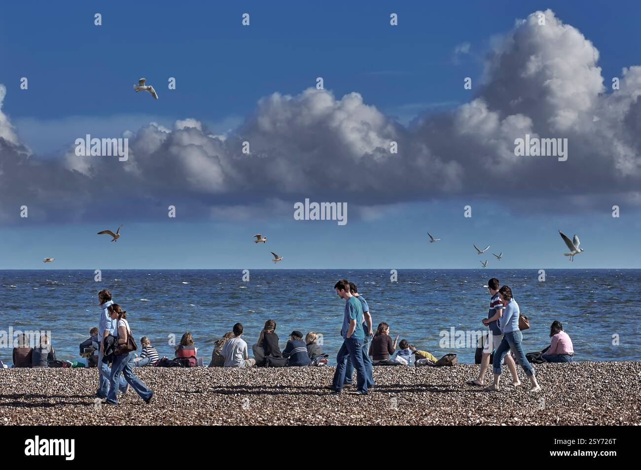 Photo de la plage de Shigle d'Aldeburgh et du front de mer avec des bateaux de pêche de la pittoresque station balnéaire du Suffolk, Banque D'Images