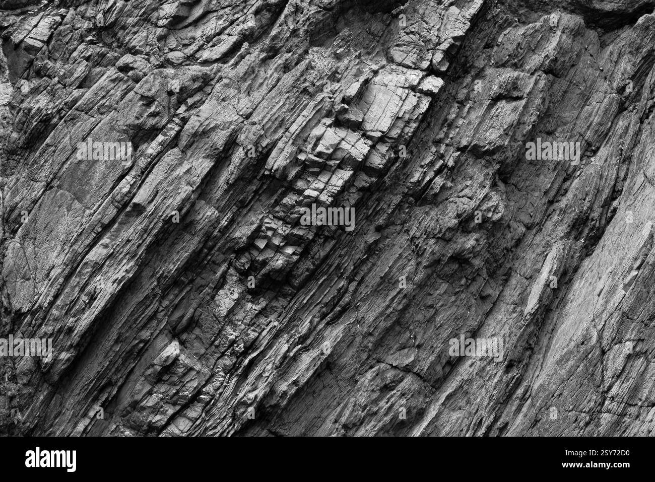 Détail noir et blanc d'une falaise de carrière d'ardoise dans le site du patrimoine mondial de l'UNESCO du paysage d'ardoise du nord du pays de Galles à Snowdonia Banque D'Images