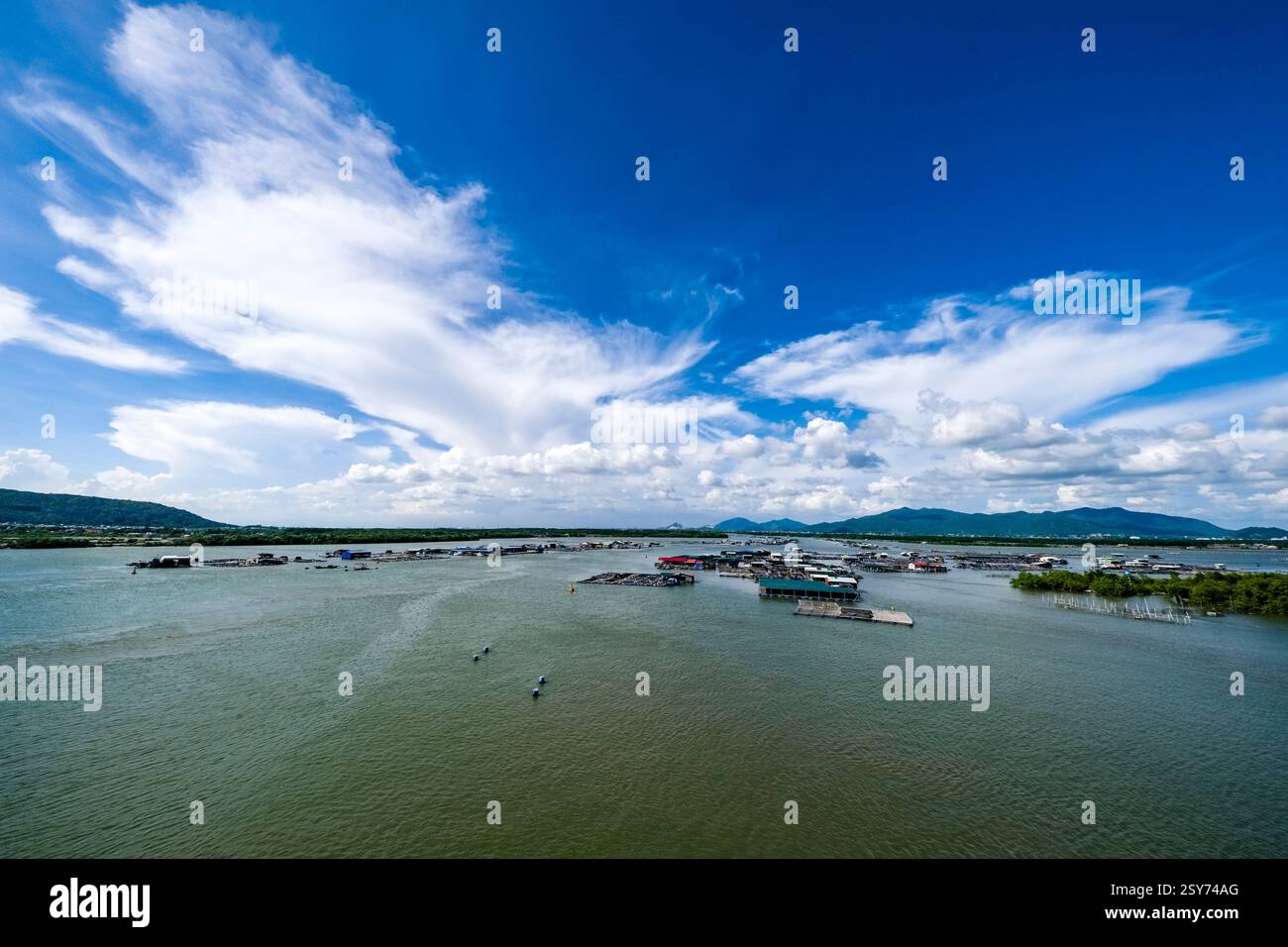 Village de pêcheurs flottant sur la rivière Cha Vau, Sông Chà Vầu, vu du pont Cha Vau, Cầu Chà Vầu, au sud de Ba Ria, Bà Rịa. Banque D'Images
